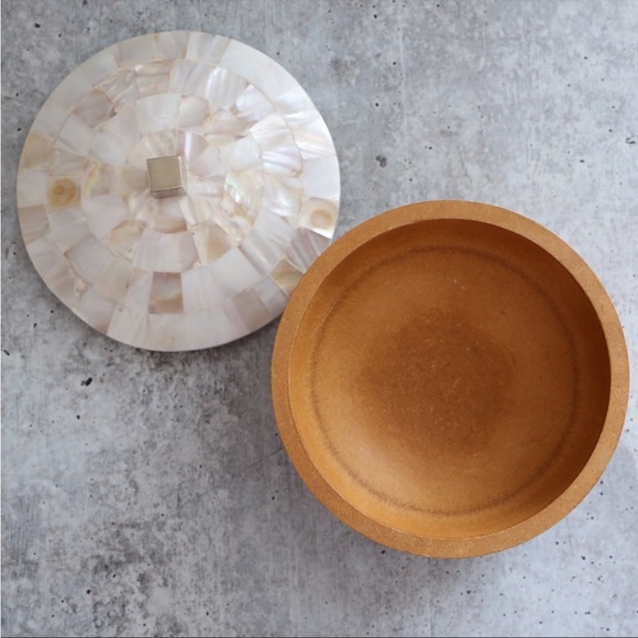 Mela Artisans Concha Round Box Popsugar Must Have Box Mother of Pearl - Picture 4 of 5